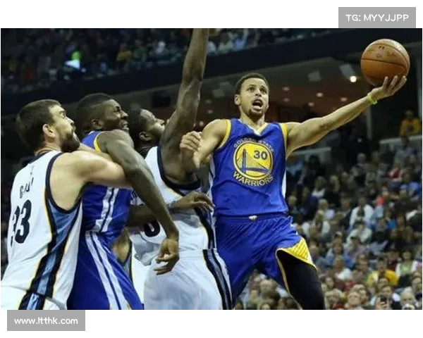 NBA突破上篮技巧解析 揭秘球员如何在高速冲刺中完成高效得分 NBA突破上篮技巧解析 揭秘球员如何在高速冲刺中完成高效得分